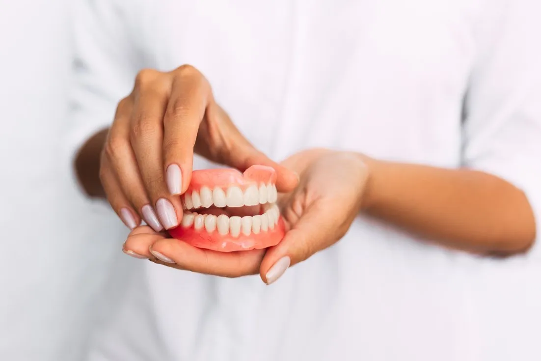 Ajuste de próteses dentárias na Amisdent, clínica odontológica no Centro de Londrina, PR.